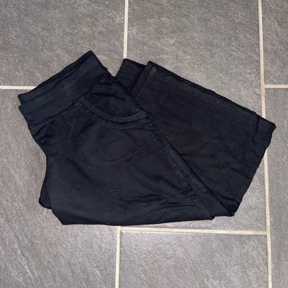 Women Capri Pants - Picture 6 of 7